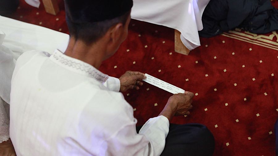 Pagi tadi suasana bahagia dan tegang terpancar dari puluhan pasangan yang akan melangsukan pernikahan. (Bloomberg Technoz/ Andrean Kristianto)