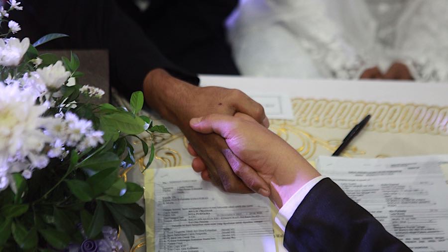 Momen ini menjadi peneguhan hati bahwa cinta yang dijaga selama bertahun-tahun akhirnya memperoleh restu. (Bloomberg Technoz/ Andrean Kristianto)