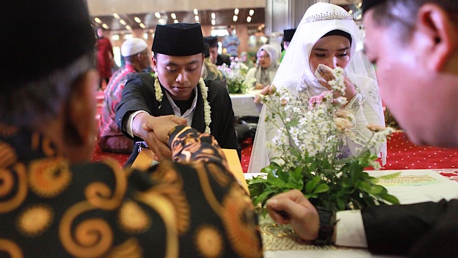 Wajah haru para peserta tampak jelas ketika mereka bersiap mengucapkan ijab kabul. (Bloomberg Technoz/ Andrean Kristianto)