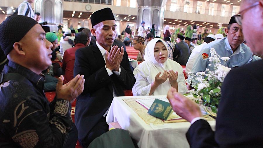 Puluhan pasangan mengikuti nikah massal secara gratis di Masjid Istiqlal, Jakarta, Rabu (3/12/2025). (Bloomberg Technoz/ Andrean Kristianto)
