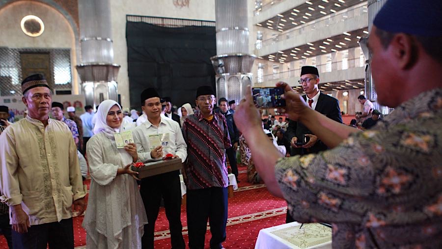 Selain mempelai, suasana bahagia juga terpancar dari para orang tua dan kerabat yang datang. (Bloomberg Technoz/ Andrean Kristianto)