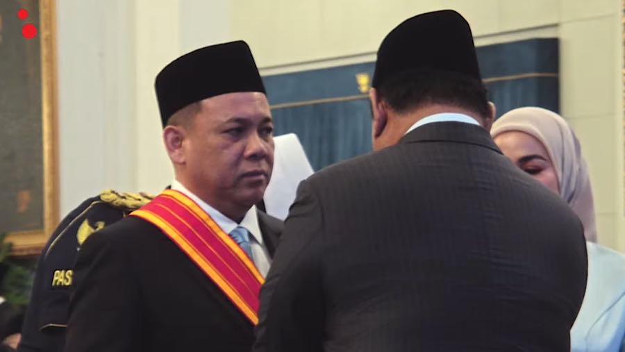 Presiden Prabowo Subianto memberikan Bintang Mahaputera Utama kepada Andi Syamsuddin Arsyad atau Haji Isam. (Tangkapan Layar Youtube Setpres)
