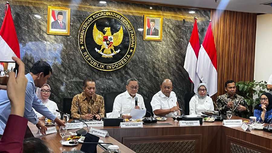 Menko Pangan Zulkifli Hasan dan jajaran satgas MBG dalam konferensi pers. (Sumber: Merinda/Bloomberg Technoz)