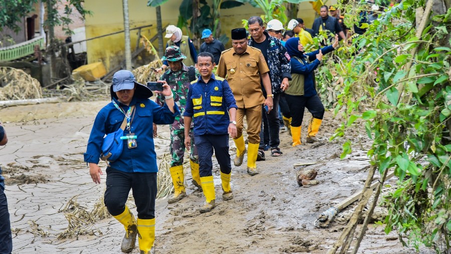 Menteri ESDM Bahlil Lahadalia saat meninjau posko pengungsian bencana di Bireuen, Prov. Aceh, Selasa (2/12/2025)./dok. ESDM