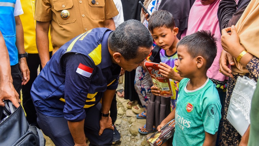 Menteri ESDM Bahlil Lahadalia saat meninjau posko pengungsian bencana di Bireuen, Prov. Aceh, Selasa (2/12/2025)./dok. ESDM