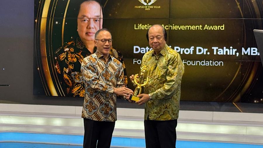 Dato Sri Prof Doktor Tahir meraih penghargaan People of the Year Kategori Lifetime Achievment Award. (dok. Metro TV)