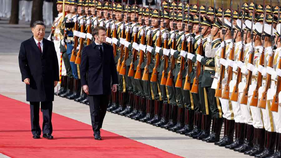 Presiden China Xi Jinping dan Presiden Prancis Emmanuel Macron di Beijing, 4 Desember 2025. (Bloomberg)