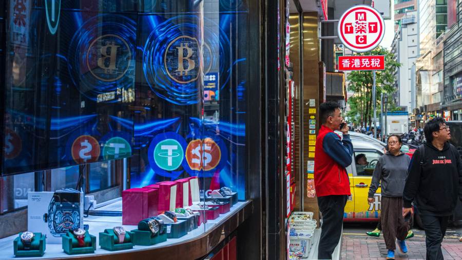 Situasi toko yang memfasilitasi transaksi dengan aset kripto. Bloomberg