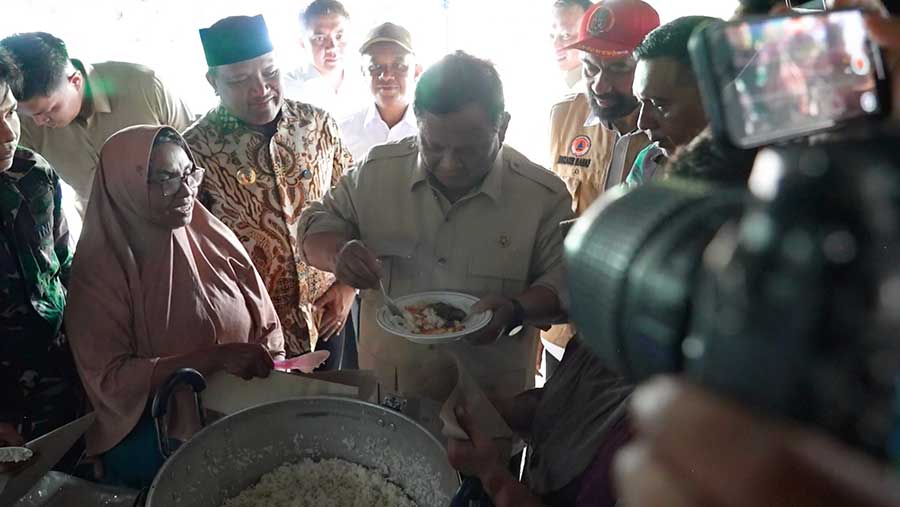 Presiden Prabowo Makan Masakan Warga Pengungsi Saat Cek Dapur di Aceh, Pastikan Gizi Dan Kelayakan. (Dok. Foto Bakom Presiden)