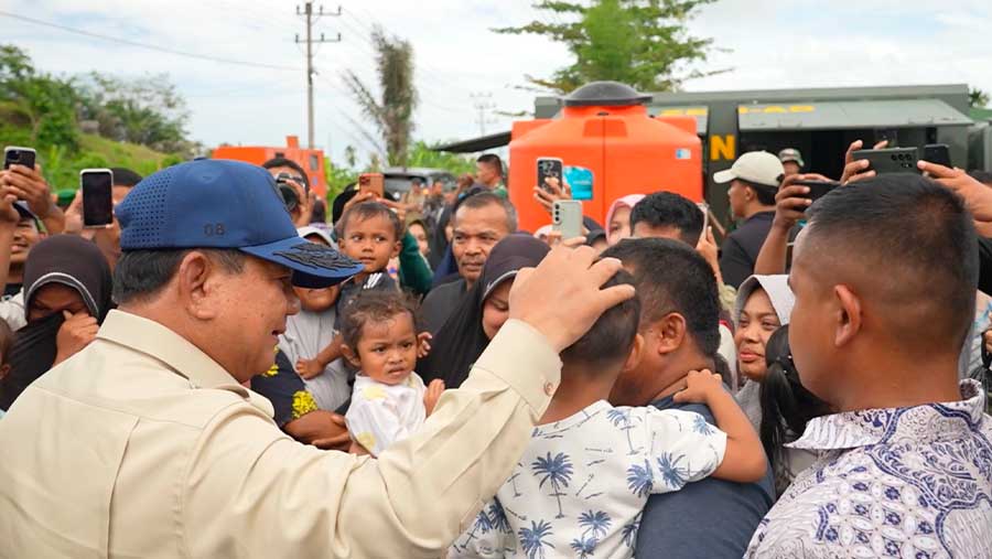 Presiden Prabowo Makan Masakan Warga Pengungsi Saat Cek Dapur di Aceh, Pastikan Gizi Dan Kelayakan. (Dok. Foto Bakom Presiden)