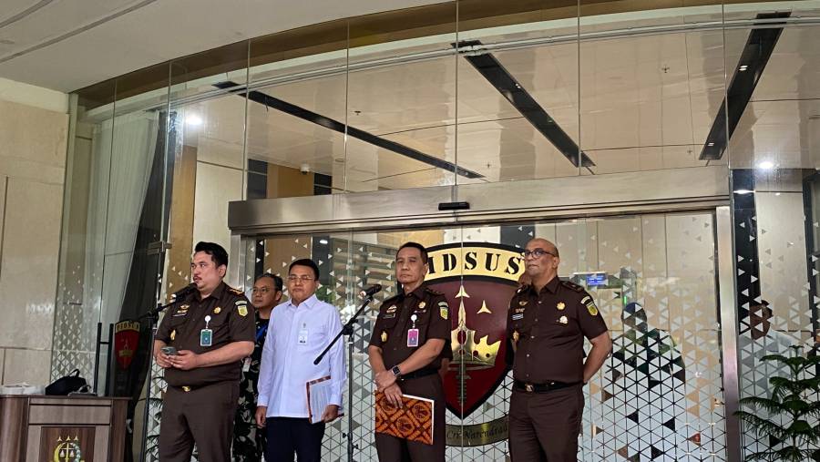 Direktur Penuntutan pada Jampidsus Kejaksaan Agung Riono Budisantoso dalam konferensi pers, Senin (8/12). (Sumber: Dovana Hasiana/Bloomberg Technoz