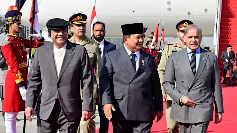 Presiden Prabowo Subianto tiba di Pangkalan Udara Nur Khan, Pakistan, Senin (8/12/2025). (Foto : Kedutaan Besar Pakistan di Indonesia)