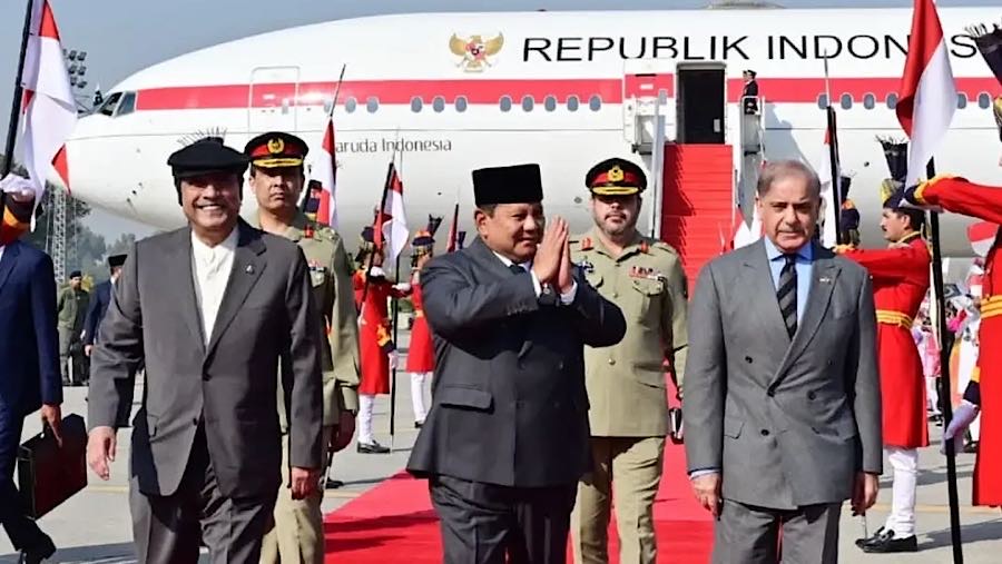 Presiden Prabowo Subianto tiba di Pangkalan Udara Nur Khan, Pakistan, Senin (8/12/2025). (Foto : Kedutaan Besar Pakistan di Indonesia)