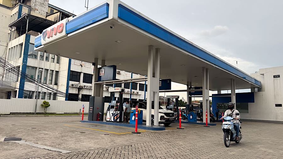 Kembalinya stok BBM di sejumlah SPBU swasta disambut baik oleh masyarakat hinggan karyawan SPBU tersebut. (Bloomberg Technoz/Andrean Kristianto)