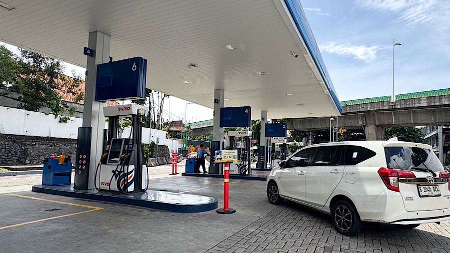 Sebelumnya karena tidak ada stok BBM sejumlah SPBU swasta terlihat sepi namun kini mulai bergeliat kembali. (Bloomberg Technoz/Andrean Kristianto)