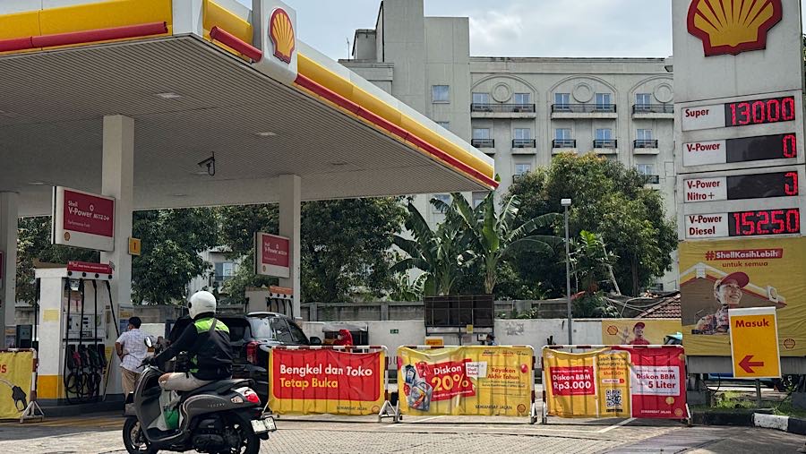 Kendaraan mengisi BBM di SPBU Shell di Jakarta, Senin (8/12/2025). (Bloomberg Technoz/Andrean Kristianto)
