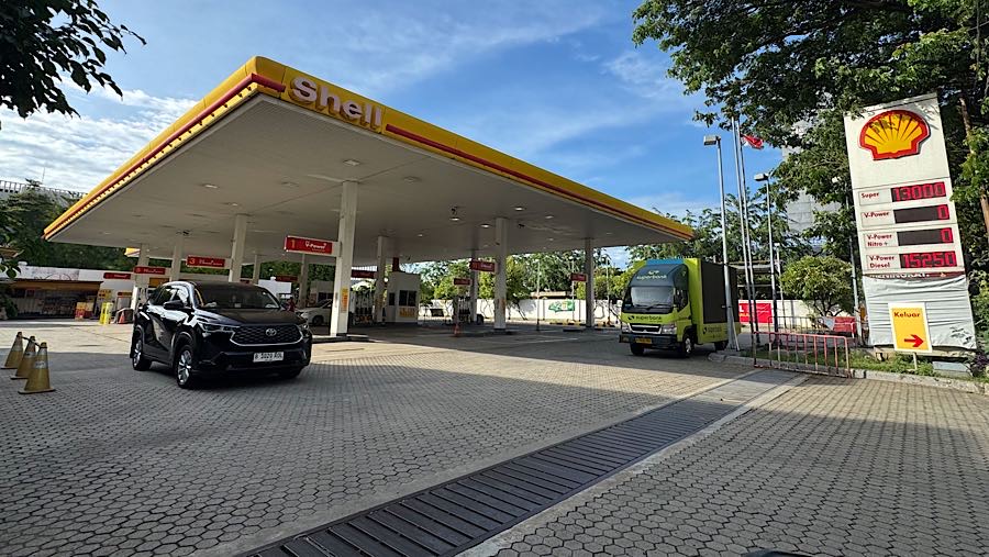 Bahan bakar minyak (BBM) jenis RON 92 kini kembali tersedia di sejumlah SPBU swasta setelah beberapa pekan mengalami kekosongan.