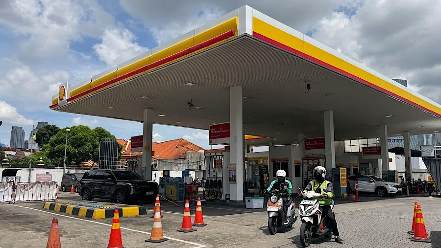 Kendaraan usai mengisi BBM di SPBU Shell di Jakarta, Senin (8/12/2025). (Bloomberg Technoz/Andrean Kristianto)