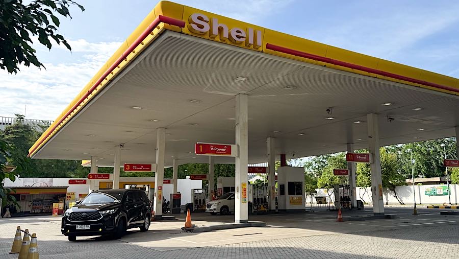 Kendaraan mengisi BBM di SPBU Shell di Jakarta, Senin (8/12/2025). (Bloomberg Technoz/Andrean Kristianto)
