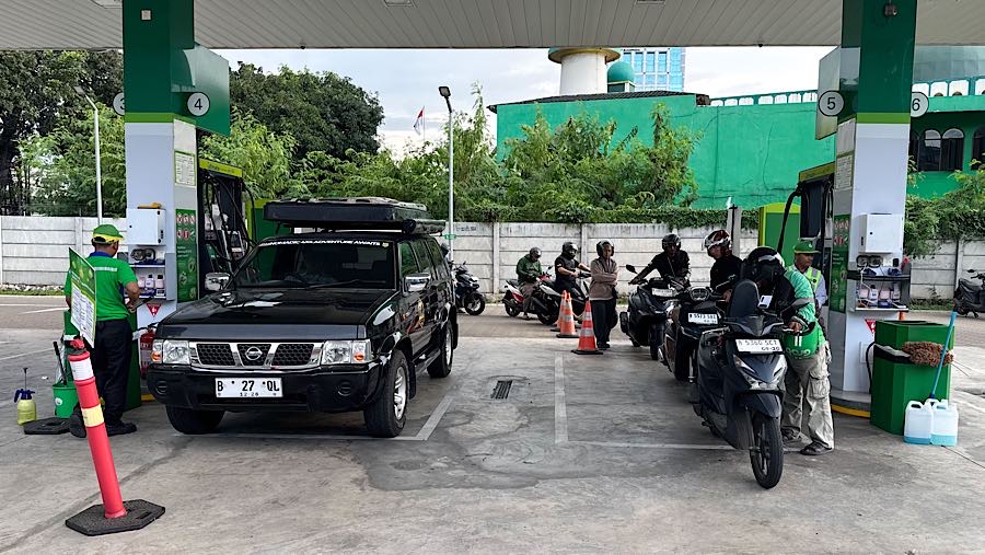 Beberapa SPBU terlihat ada antrean pelanggan saat mengisi BBM meskipun tidak panjang. (Bloomberg Technoz/Andrean Kristianto)