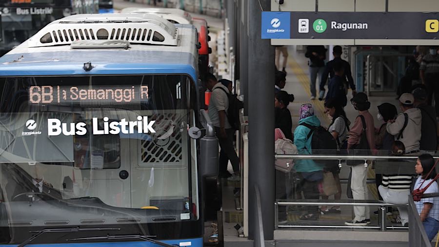 Penumpang mengantre untuk masuk ke dalam Bus Transjakarta di Halte Ragunan, Jakarta, Selasa (9/12/2025). (Bloomberg Technoz/Andrean Kristianto)