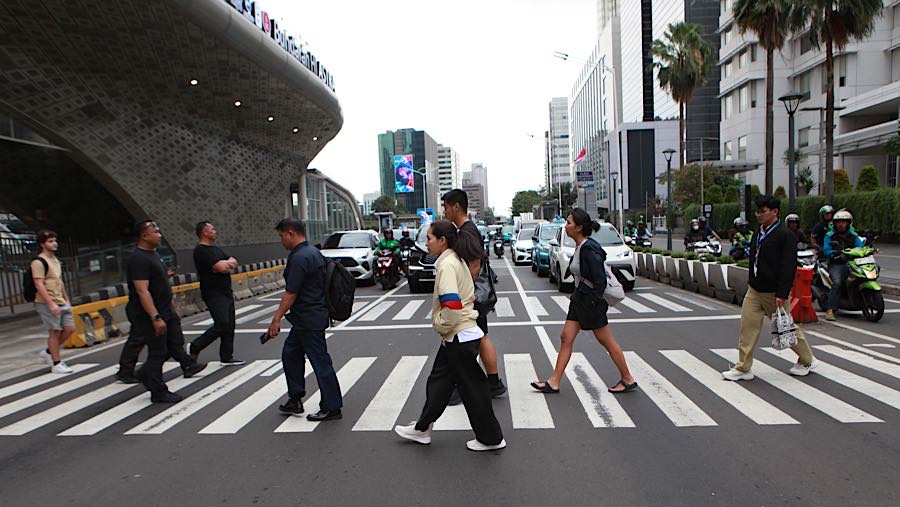 Warga beraktivitas di Jakarta, Selasa (9/12/2025). (Bloomberg Technoz/Andrean Kristianto)
