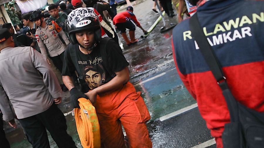 Petugas usai memadamkan api saat kebakaran ruko di Cempaka Baru, Jakarta, Selasa (9/12/2025). (Bloomberg Technoz/Andrean Kristianto)