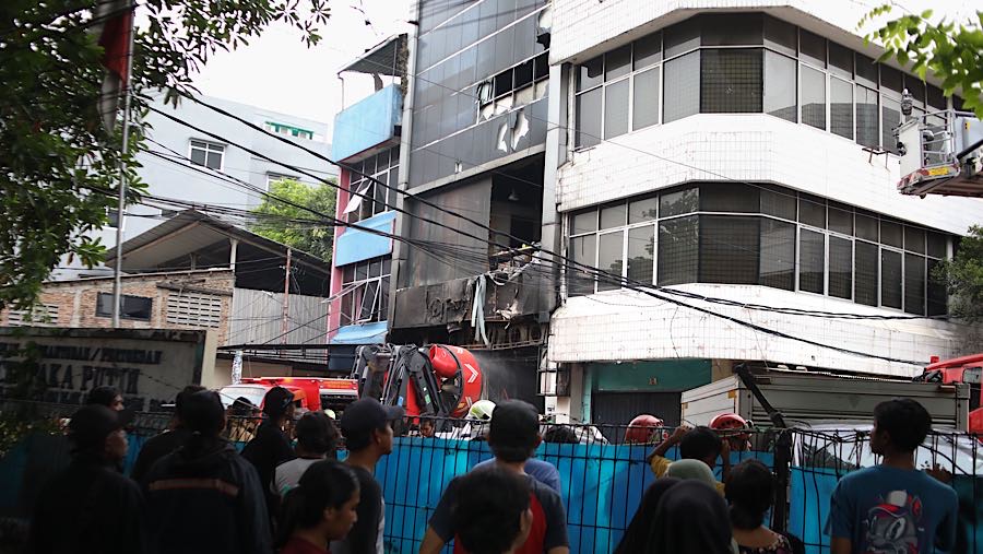 Suasana saat kebakaran ruko di Cempaka Baru, Jakarta, Selasa (9/12/2025). (Bloomberg Technoz/Andrean Kristianto)