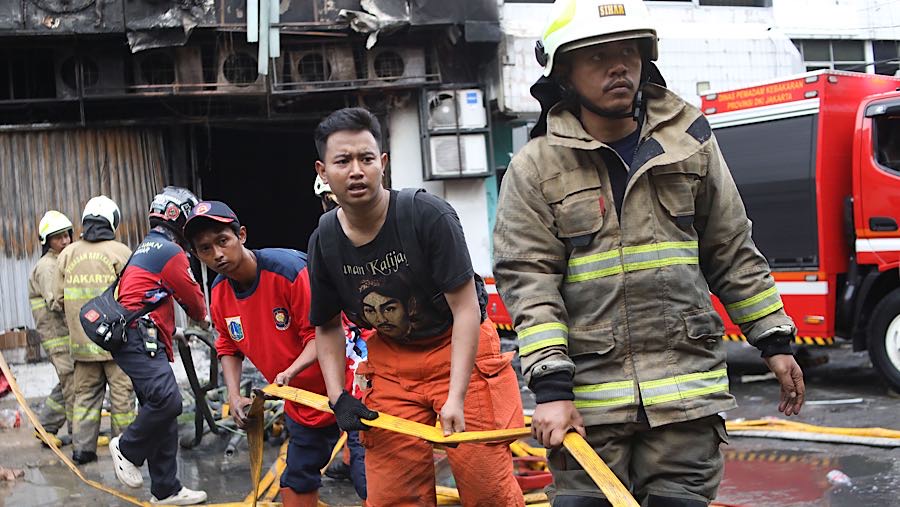 Petugas usai memadamkan api saat kebakaran ruko di Cempaka Baru, Jakarta, Selasa (9/12/2025). (Bloomberg Technoz/Andrean Kristianto)