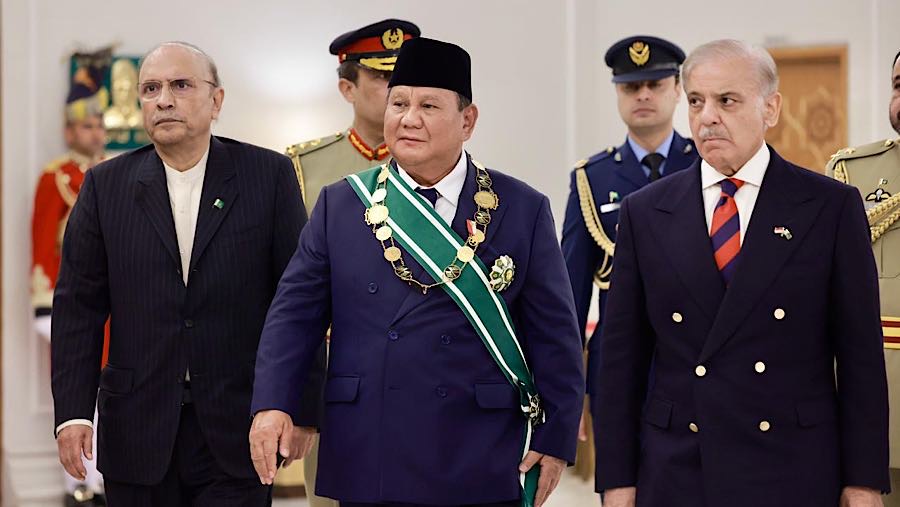 Prabowo Subianto menerima anugerah penghargaan ‘Nishan-e-Pakistan’ dari Presiden Pakistan Asif Ali Zardari. (Dok BPMI)