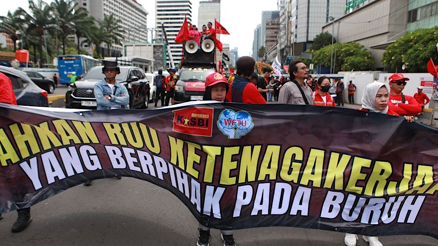 Sejumlah buruh menggelar demo menuntut upah layak di jalan MH. Thamrin, Jakarta, Rabu (10/12/2025). (Bloomberg Technoz/Andrean Kristianto)