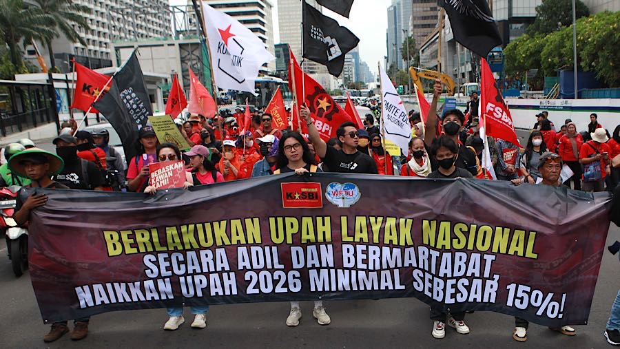 Sejumlah buruh menggelar demo menuntut upah layak di jalan MH. Thamrin, Jakarta, Rabu (10/12/2025). (Bloomberg Technoz/Andrean Kristianto)