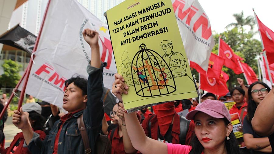 Aksi unjuk rasa imi untuk memperingati Hari Hak Asasi Manusia. (Bloomberg Technoz/Andrean Kristianto)