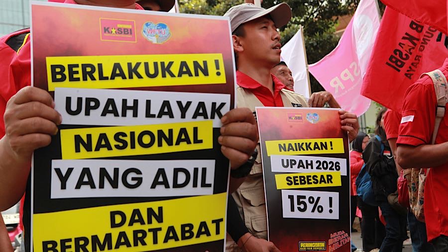 Sejumlah buruh menggelar demo menuntut upah layak di jalan Medan Merdeka Selatan, Jakarta, Rabu (10/12/2025). (Bloomberg Technoz/Andrean Kristianto)