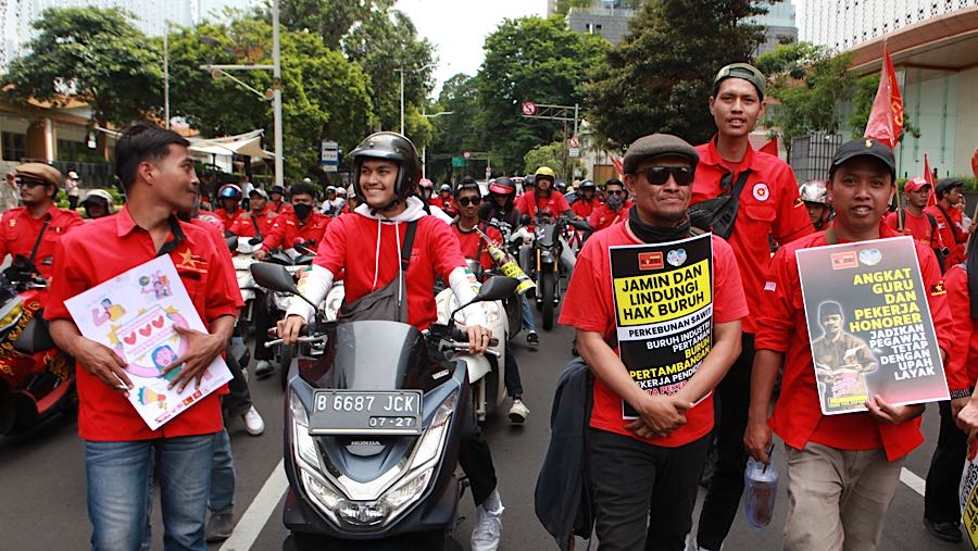 Tetapi setelah negosiasi mereka kembali melanjutkan perjalanan dan memindahkan lokasi aksi ke Jalan Medan Merdeka Selatan