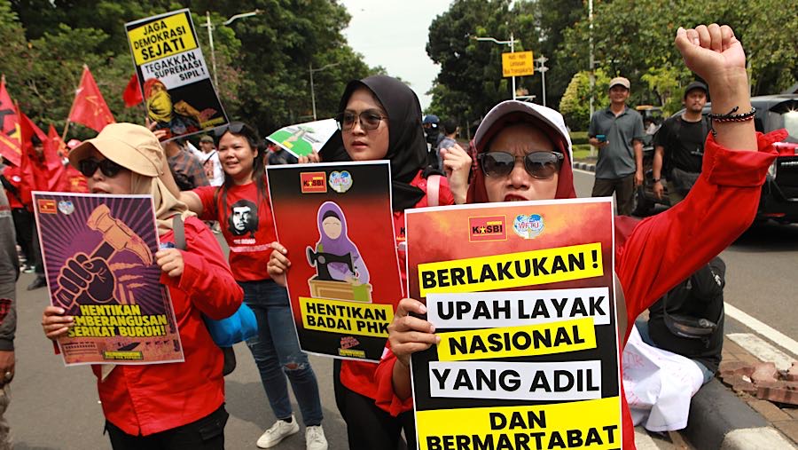 Aksi tersebut dikawal 2.921 personel kepolisian yang berjaga  di area selatan Monas/Gambir. (Bloomberg Technoz/Andrean Kristianto)