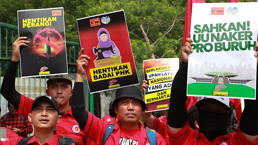 Selain spanduk sejumlah poster tuntutan juga dibawa oleh sejumlah buruh yang ikut berdemonstrasi. (Bloomberg Technoz/Andrean Kristianto)