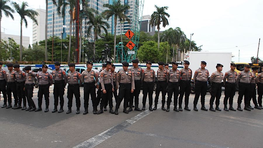 Aksi tersebut sempat terhenti oleh blokade pollisi yang tidak memoerbolehkan menggelar demo di Patung Kuda. (Bloomberg Technoz/Andrean Kristianto)