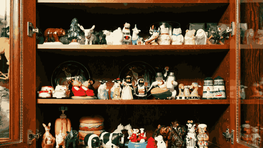 Koleksi warisan barang Boomers yang disimpan dan diwariskan ke generasi muda. (Sumber: Bloomberg)