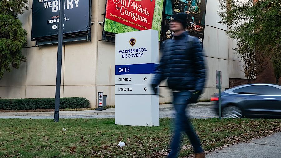 Jika Warner Bros. menerima tawaran selain dari Netflix, perusahaan itu diwajibkan membayar US$2,8 miliar kepada Netflix. (Elijah Nouvelage/Bloomberg)