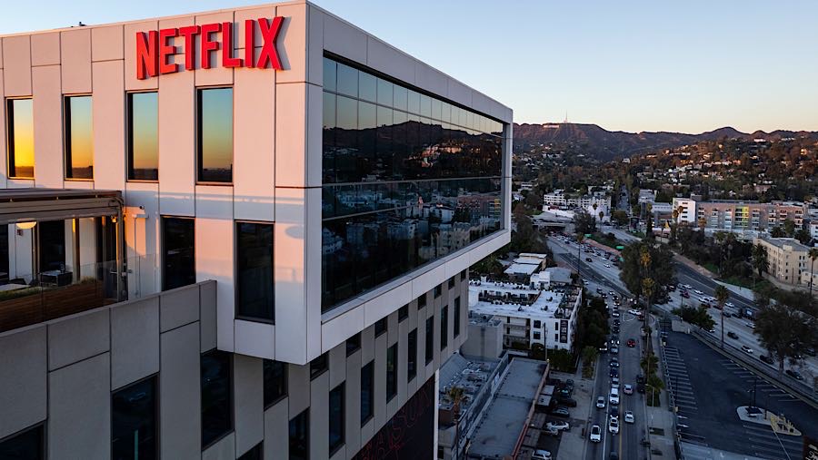 Pada 5 Desember, perusahaan tersebut mengumumkan bahwa Netflix Inc., telah setuju untuk membeli aset streaming dan studionya. (Ethan Swope/Bloomberg)