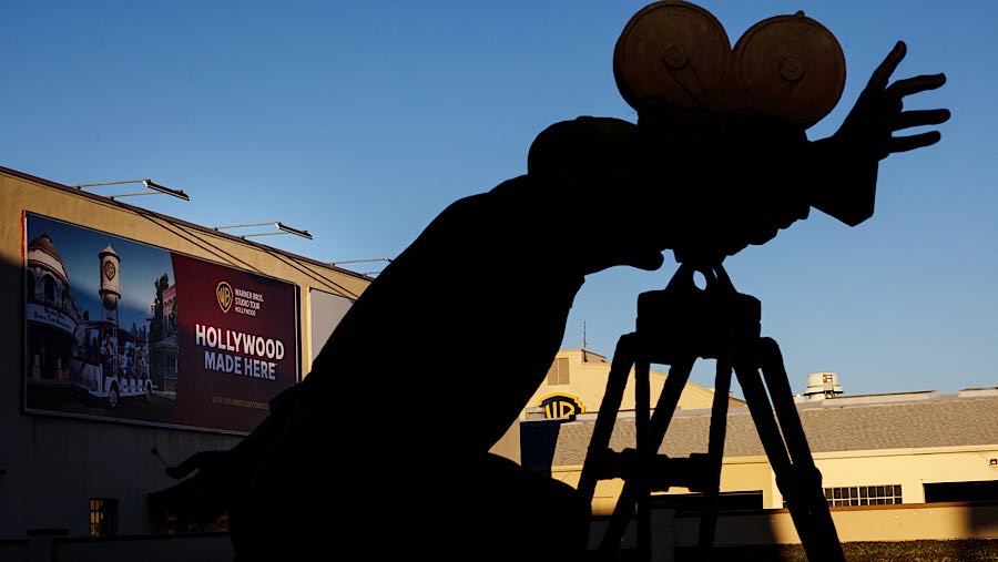 Siapa yang akan menguasai aset Warner Bros. Discovery Inc., pemilik salah satu studio film terbesar di Hollywood. (Ethan Swope/Bloomberg)