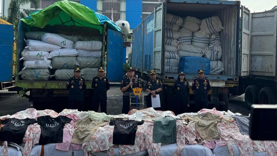 Kontainer berisi produk garmen ilegal berbentuk balpress di Kantor Pusat Bea Cukai, Jakarta, Kamis (11/12/2025) (Bloomberg Technoz/Sultan Ibnu Affan)
