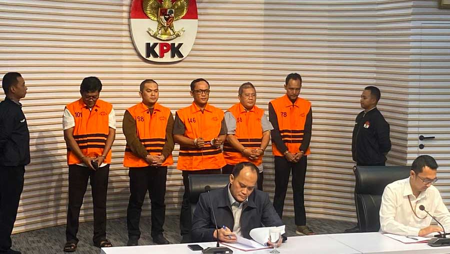 KPK Tahan 5 Tersangka Kasus OTT Kabupaten Lampung Tengah Termasuk Bupati Ardito Wijaya. (Bloomberg Technoz/Dovana Hasiana)