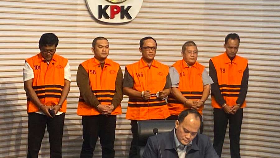 KPK Tahan 5 Tersangka Kasus OTT Kabupaten Lampung Tengah Termasuk Bupati Ardito Wijaya. (Bloomberg Technoz/Dovana Hasiana)