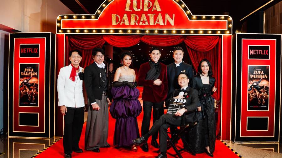 Vino G. Bastian hingga Sutradara Ernest Prakarsa di Premiere film Lupa Daratan yang tayang di Netflix. (Sumber: Netflix Indonesia)