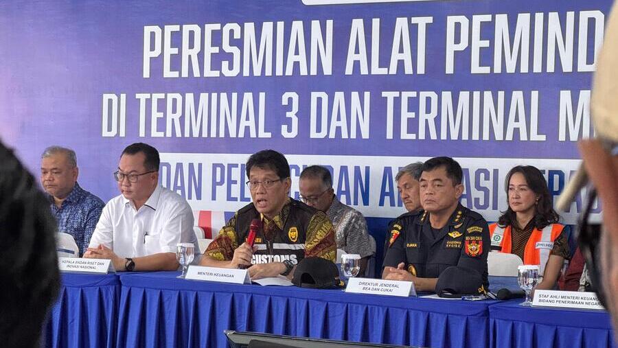 Konferensi pers peluncuran alat pemindai (x-ray) di Pelabuhan Tj Priok, Jakarta, Jumat (12/12/2025). (Bloomberg Technoz/ Sultan Ibnu)
 