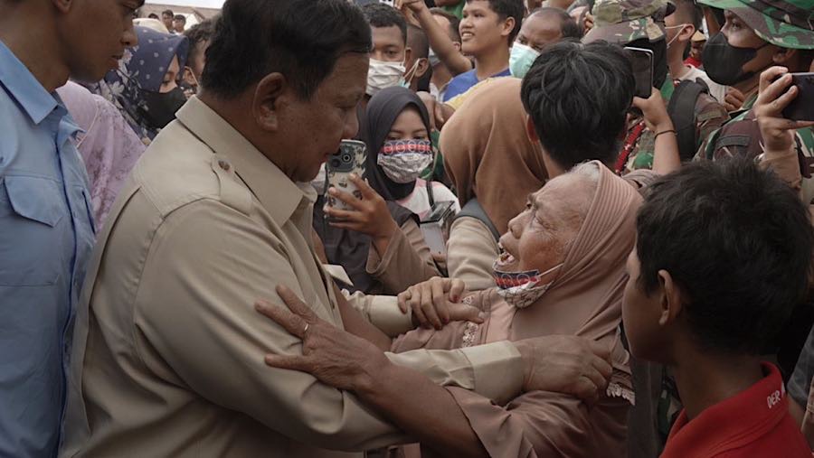 Presiden Prabowo Subianto mengunjungi warga terdampak banjir di Kabupaten Aceh Tamiang, Aceh, Jumat (12/12/2025). (dok. Badan Komunikasi Kepresidenan)