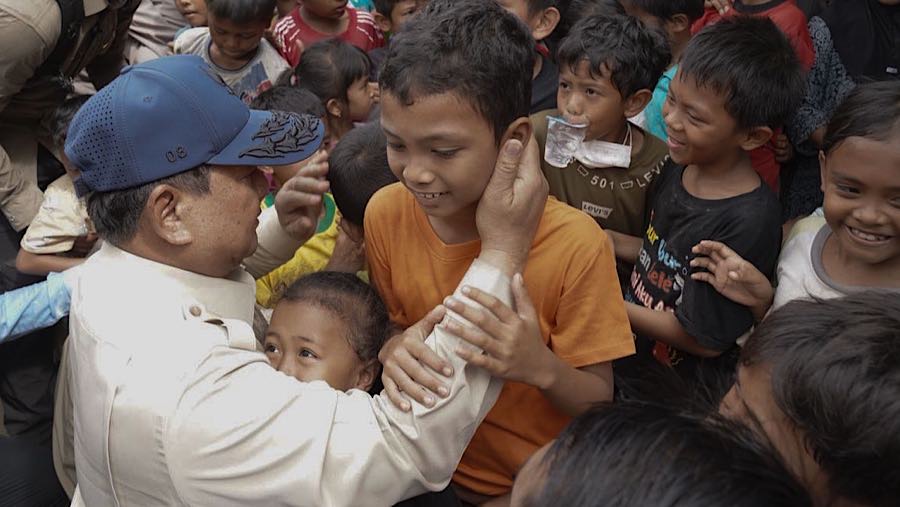 Prabowo berjanji mengawal proses pemulihan di Aceh Tamiang hingga anak-anak dapat segera kembali bersekolah. (dok. Badan Komunikasi Kepresidenan)