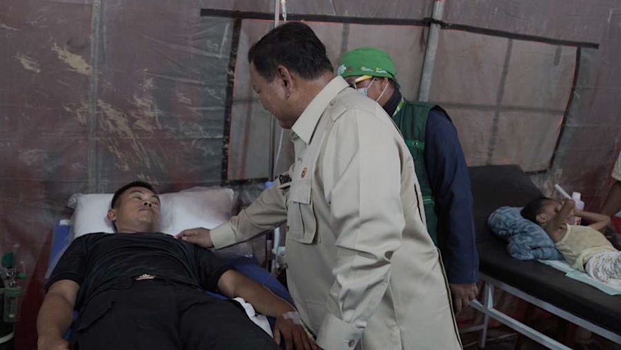 Presiden Prabowo Subianto mengunjungi warga terdampak banjir di Kabupaten Aceh Tamiang, Aceh, Jumat (12/12/2025). (dok. Badan Komunikasi Kepresidenan)